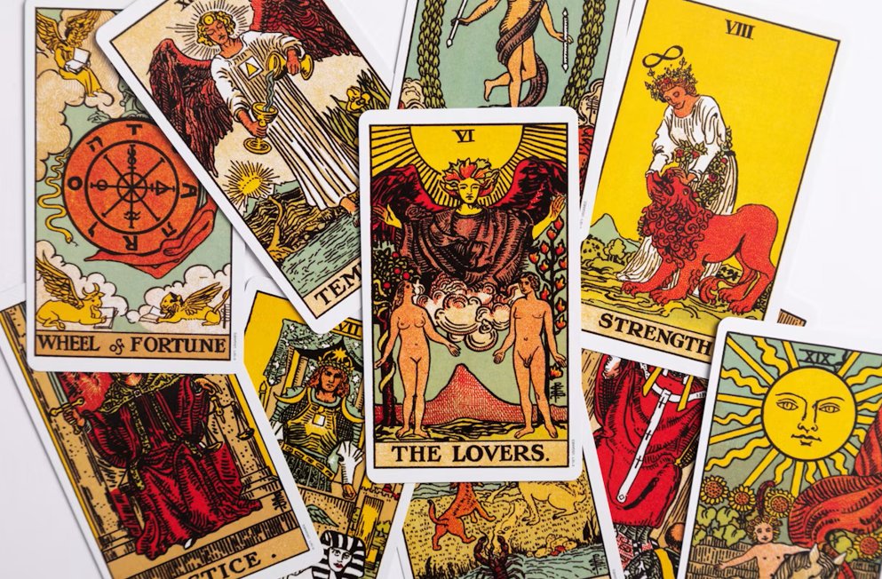 Tarotkaarten op tafel met in het midden De Geliefden.